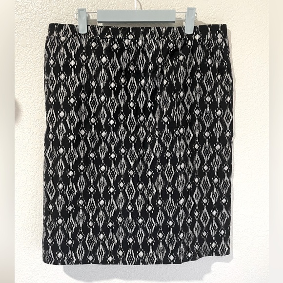 Black and Cream Geometric Design Skirt - Picture 1 of 4